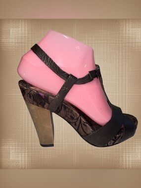 Nine West Wooden 4.5” Heel Strappy Brown Sandals Buckle T Strap Dressy 6.5M